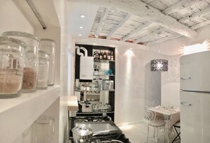 Frigorifero, microonde, forno, piano cottura