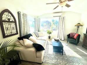 Smart TV, books - A great place to relax and have fun! (Queen Creek)