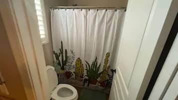 Hårføner, håndklær, såpe og sjampo