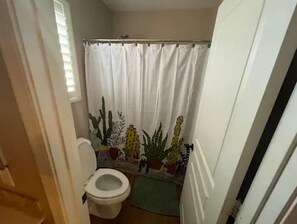 Hiustenkuivaaja, pyyhkeet, saippua, sampoo