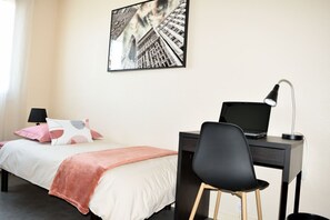 3 bedrooms, desk, iron/ironing board, travel crib - For a pleasant break in the Park! (Alençon)