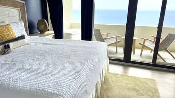 Escritorio, tabla de planchar con plancha, wifi y ropa de cama