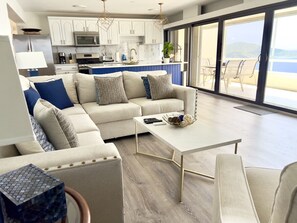 Flatskjerm-TV og kontorer