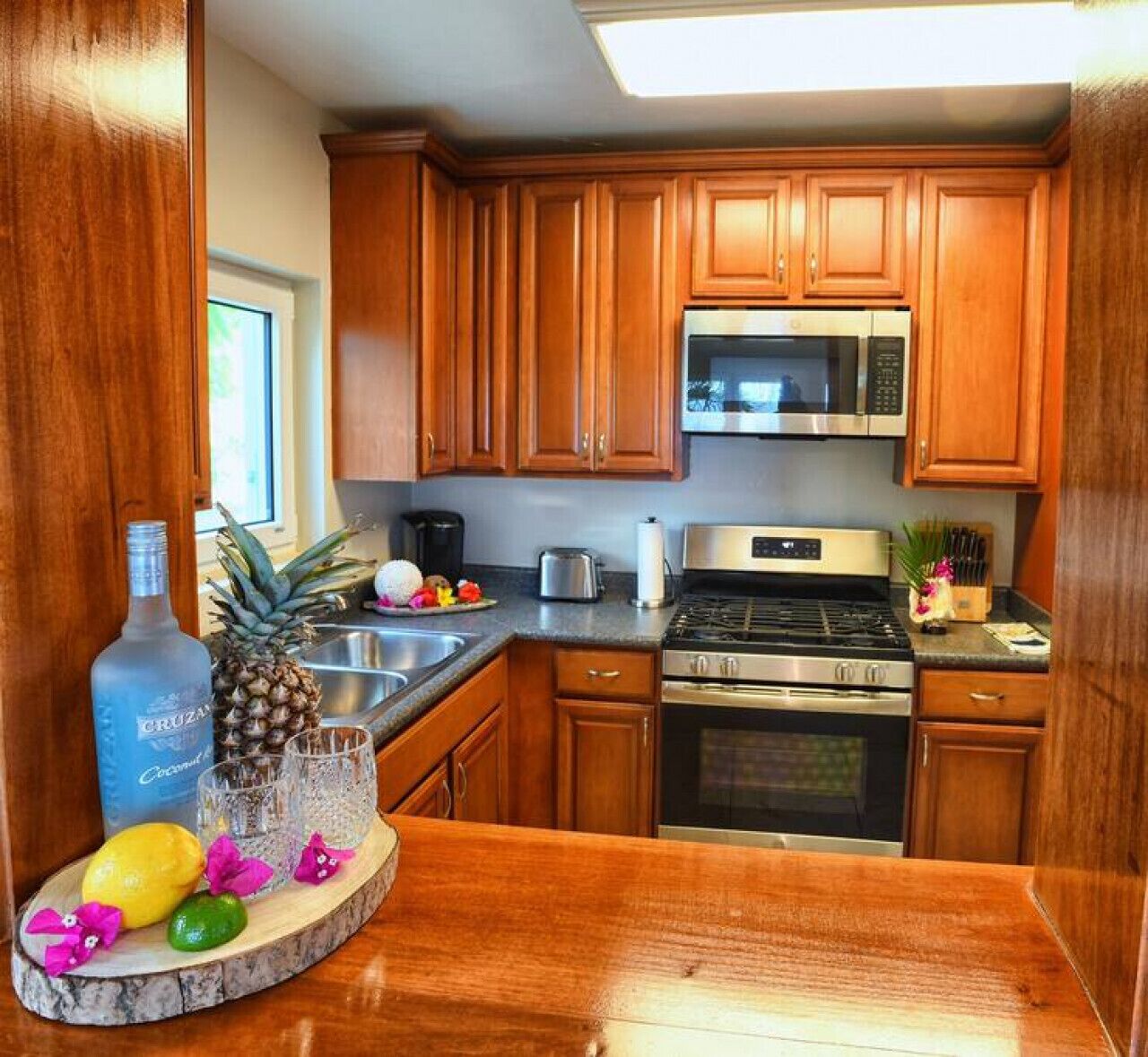 Kühlschrank, Mikrowelle, Herdplatte, Kochgeschirr/Geschirr/Besteck