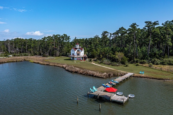 Beacon Bay Getaway: Enjoy the large lot, water toys and views!Tubes not included.