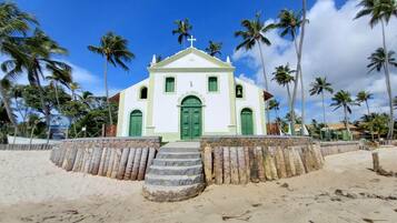 Una spiaggia nelle vicinanze, sabbia bianca