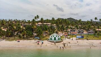 NĂŠr stranden og hvit sand