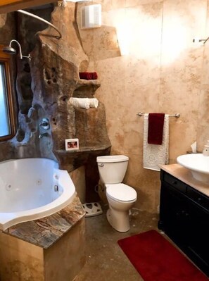 Shower, towels, toilet paper - Casa Buena Vista at Hueco Tanks (El Paso)