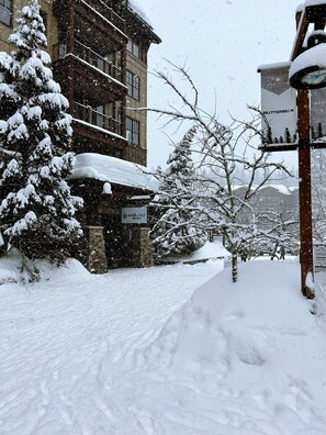 Property grounds - ⭐ GUEST FAVORITE — BOOK ASAP! ⭐ (Truckee)