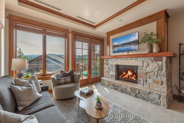 Smart TV, chimenea y libros 