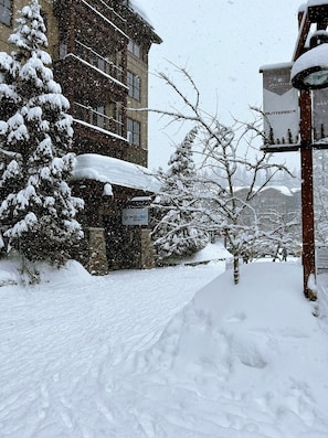 Edificio cubierto de nieve con un cartel que muestra 'Northstar' y 'Butterbox'.