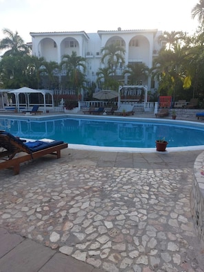 Outdoor pool - Cozy Villa Escape (Runaway Bay)