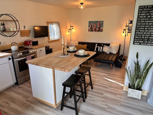 Downtown Bozeman Bungalow, pet friendly with private fenced yard