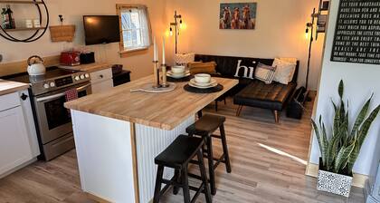 Downtown Bozeman Bungalow, pet friendly with private fenced yard