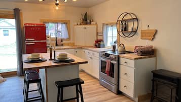 Een koelkast, een microgolfoven, een oven, een kookplaat