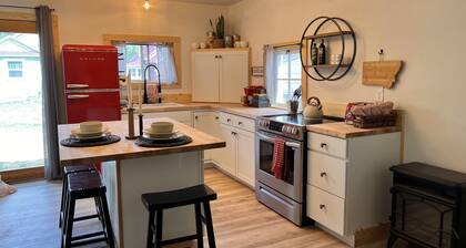 Downtown Bozeman Bungalow, pet friendly with private fenced yard