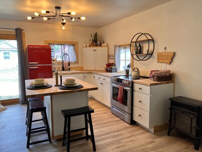 Downtown Bozeman Bungalow, pet friendly with private fenced yard