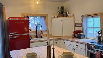 Een koelkast, een microgolfoven, een oven, een kookplaat