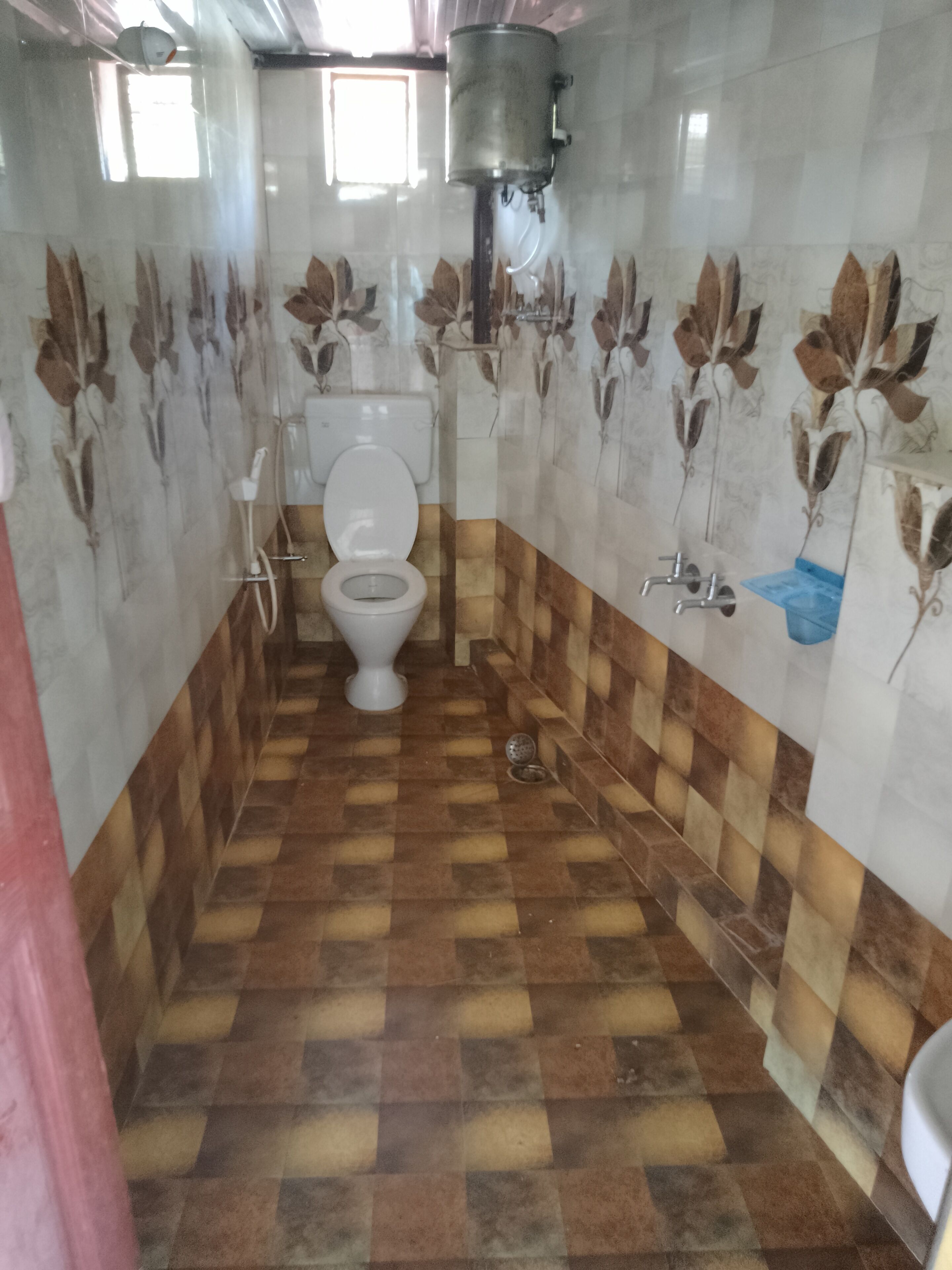 Doccia, vasca idromassaggio, asciugacapelli, asciugamani