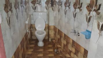 Doccia, vasca idromassaggio, asciugacapelli, asciugamani