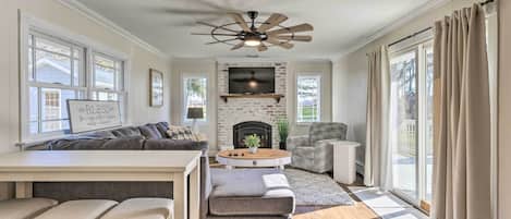 TV, fireplace