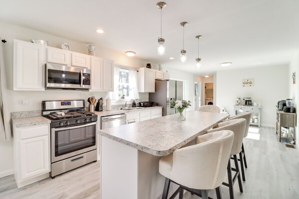 Fridge, microwave, stovetop, dishwasher - 3 Mi to Kalahari: Pocono Summit Home w/ Pool Table (Pocono Summit)