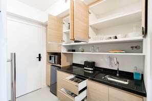 Basic-Studio | Eigene Küche | Wasserkocher mit Kaffee-/Teezubehör