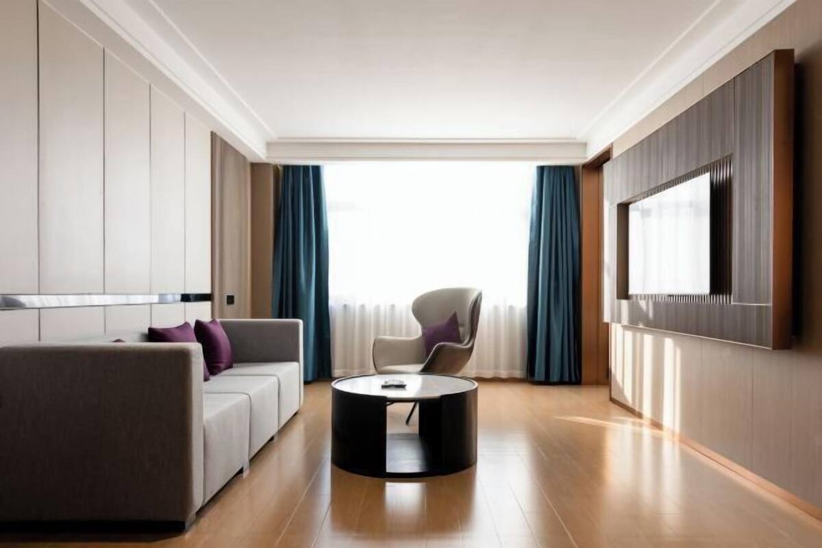 Een moderne woonkamer met een bank, fauteuil en salontafel.