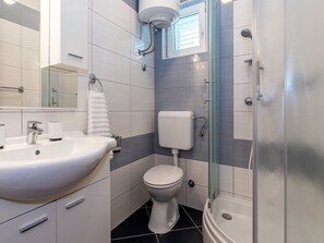 Douche, séchoir à cheveux, serviettes fournies