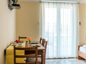 Dining - Apartments Gulin - Superior Two Bedroom Apartment with Balcony and Sea View (Šibenik)