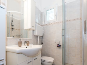 Dusche, Haartrockner, Handtücher
