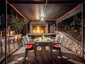 Outdoor dining - Apartments Gulin - One Bedroom Apartment with Balcony and Sea View (Šibenik)