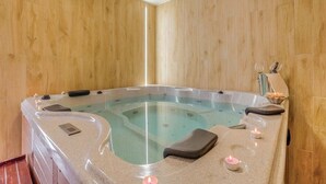 A hot tub in a wooden room with a wooden floor. - Apartments Villa Kim - Double Room with Terrace (Jablanac)