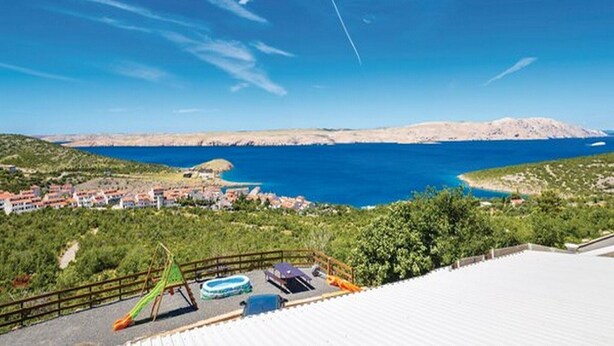 A coastal view with a clear sky, a playground, and a pool area. - Apartments Villa Kim - Double Room with Terrace (Jablanac)