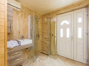 Een douche, een haardroger, handdoeken