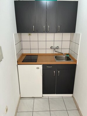 Fridge, stovetop, cookware/dishes/utensils - Apartments Leut - One-Bedroom Apartment with Terrace and Sea View (Pisak)