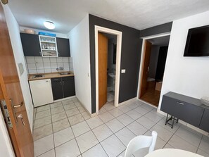 Frigorífico, placa de cocina y utensilios de cocina