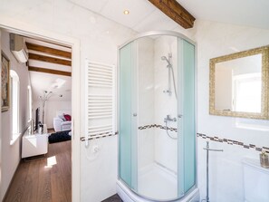 Baignoire, sĂšche-cheveux, serviettes fournies, savon