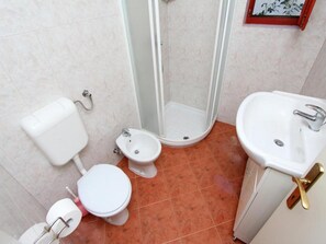 Tina, secadora de cabello, bidet, toallas 