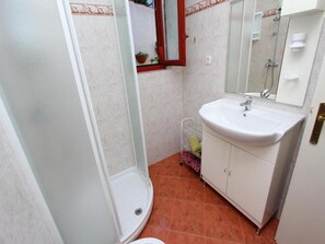 Badekar, hårføner, bidé og håndklær