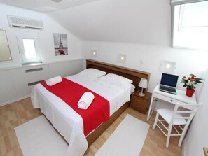 3 soverom, strykejern/-brett, internettilgang og sengetøy