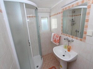 Baignoire, séchoir à cheveux, bidet, serviettes fournies