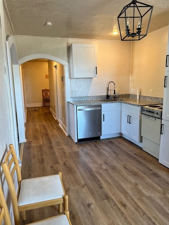 Microwave, oven, stovetop, dishwasher. Bear Lake Private Apartment sleeps 8 w Kitchen & Laundry