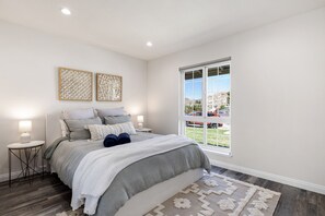 4 habitaciones, tabla de planchar con plancha y cuna de viaje 