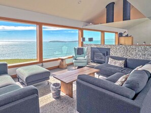 Smart TV, fireplace, DVD player, ping pong