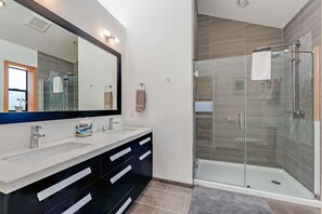 Dusche, Haartrockner, Handtücher