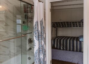 Chuveiro, secador de cabelo, toalhas de banho 