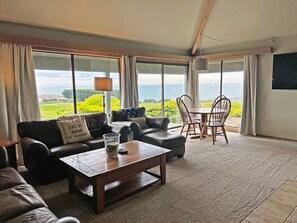 TV, DVD player - Grebe - Big 5 bedroom on the 8th fairway, great views. (Bodega Bay)