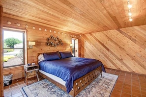 3 bedrooms, desk, WiFi, bed sheets