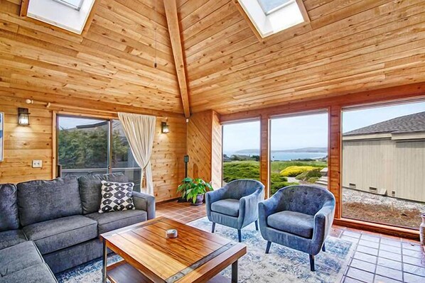 TV, peis, kontorer og printere